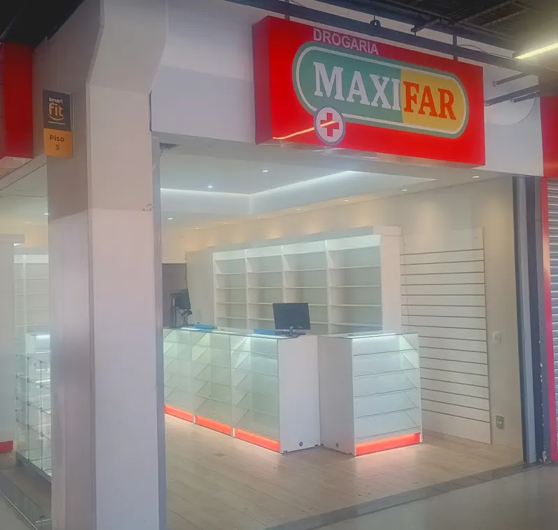 Fachada da Drogaria Maxifar com mobiliário comercial interno