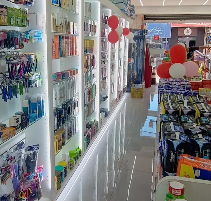 Corredor de loja com expositores iluminados e produtos organizados