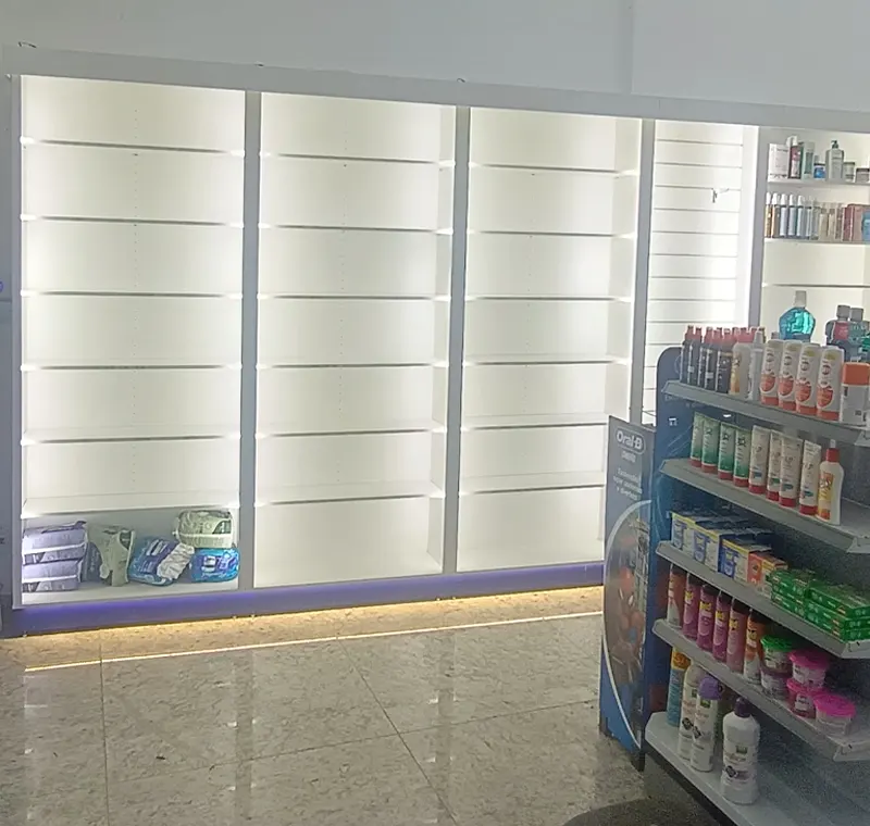 Estantes iluminadas e modulares em projeto de loja
