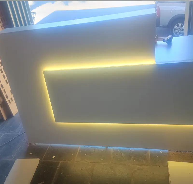 Balcão de atendimento branco com iluminação em LED