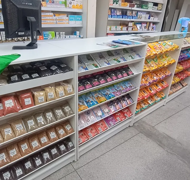 Balcão de loja com nichos de exposição para produtos de pet shop