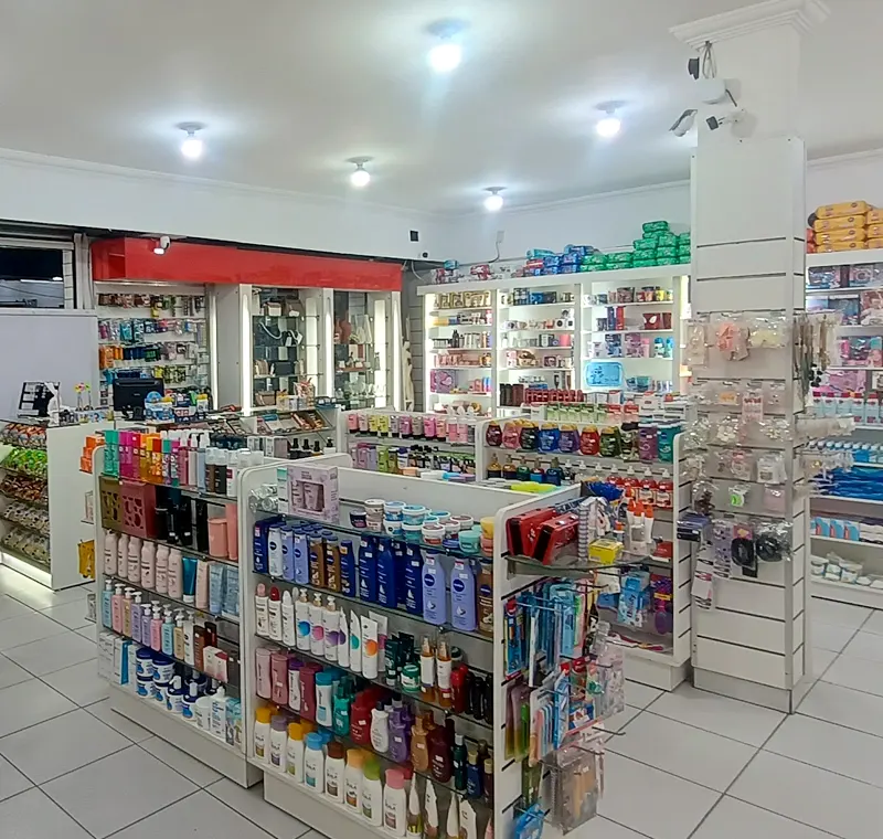 Vista geral de drogaria com gôndolas e setores organizados