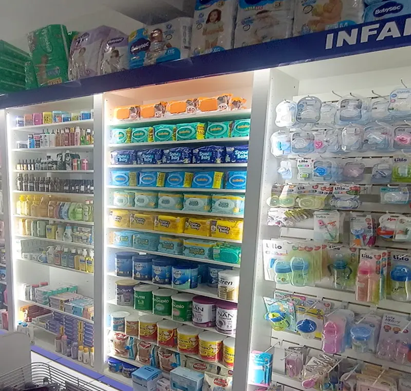 Setor infantil de loja com produtos organizados em estantes iluminadas