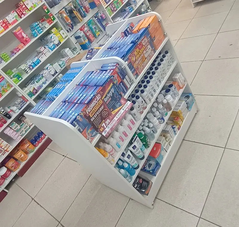 Expositor central de produtos promocionais em farmácia