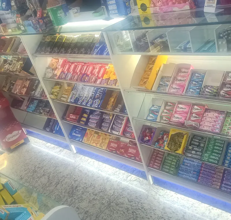 Expositores de doces, chicletes e produtos de conveniência